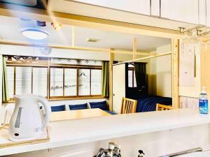 una cucina con un lavello e un piano di lavoro di MoRi House IN 伊勢佐木町 a Yokohama