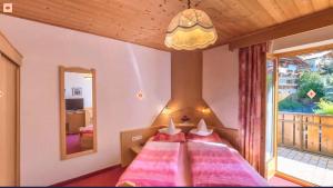 Posteľ alebo postele v izbe v ubytovaní Hotel Gurschler
