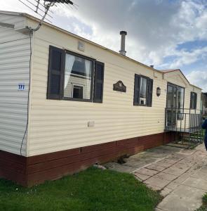 Casa mobile con portico e 2 finestre di Cosy country style static holiday home ad Aberystwyth