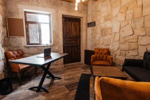 Posezení v ubytování Bayar Cave Suites