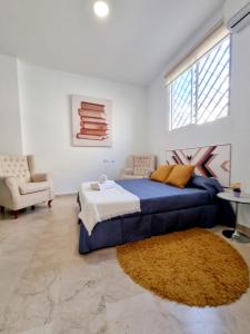 セビリアにあるDeluxe Apartment LA PLATAのベッドルーム1室(青いベッド1台、ラグ付)