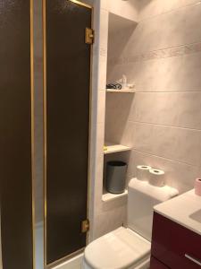 La salle de bains est pourvue de toilettes et d'un lavabo. dans l'établissement Croisette immo Beau studio sur la Croisette, à Cannes