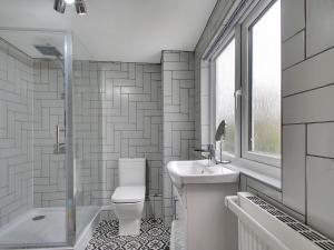 a bathroom with a toilet and a sink and a shower at Pass the Keys Cosy Cottage Hawkhurst in Cranbrook