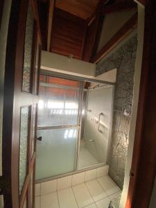 a bathroom with a shower with a glass door at Casa Mora B&B in Cartago