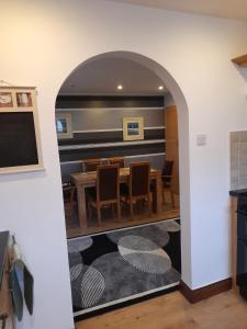 comedor con mesa y sillas en Quiet 3 bed close to the A1 en Newton Aycliffe