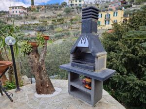 un forno in pietra posto in cima a un patio di VILLINO BRUNETTO azienda agrituristica a Camogli
