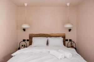 ein Schlafzimmer mit einem weißen Bett mit drei Kissen in der Unterkunft 4room luxury apartment, Mamilla in Jerusalem