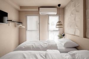 ein Schlafzimmer mit einem weißen Bett und einem Fenster in der Unterkunft 4room luxury apartment, Mamilla in Jerusalem