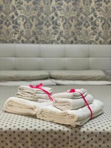 um par de toalhas sentadas em cima de uma cama em Maison 141 em Polignano a Mare