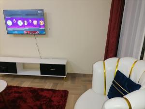 TV a/nebo společenská místnost v ubytování Nash Issah Homes-1BedRoom