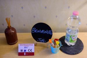 une table avec une bouteille d'eau et un récipient dans l'établissement Hotel Torre Di Pratolungo, à Casal Monastero