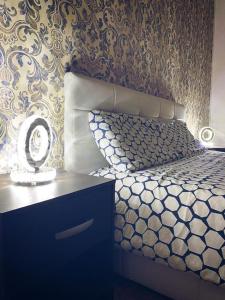 um quarto com uma cama com uma cómoda e uma parede em Maison 141 em Polignano a Mare