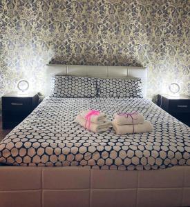 um quarto com uma cama com duas toalhas em Maison 141 em Polignano a Mare