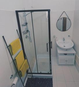 uma casa de banho com um chuveiro e um lavatório. em Maison 141 em Polignano a Mare