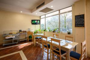 un restaurante con mesa y sillas y una cocina en Hotel Torre Di Pratolungo, en Casal Monastero