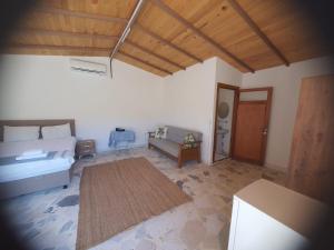 um quarto com uma cama, um sofá e uma mesa em Artolive Datca em Datça