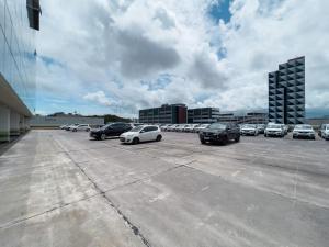 um parque de estacionamento com vários carros estacionados nele em Iguatemi Business & Flat em Salvador