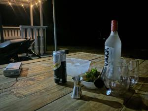 Nápoje v ubytování Tupi's Beachfront Minihouse