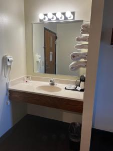 Bilik mandi di Super 8 by Wyndham Smithville Kansas City +23 gambar
