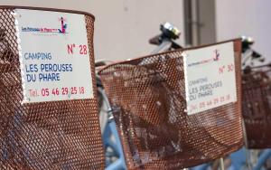 a sign is attached to a bike rack at Camping Les Perouses in Saint-Clément-des-Baleines