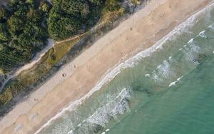 an overhead view of the beach and the ocean at Camping Les Perouses in Saint-Clément-des-Baleines