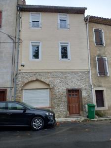 een zwarte auto geparkeerd voor een huis bij La Maison de Chouquette in Limoux