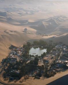 eine Luftansicht eines Resorts in der Wüste in der Unterkunft Ica tierra del sol eterno 1 in Ica