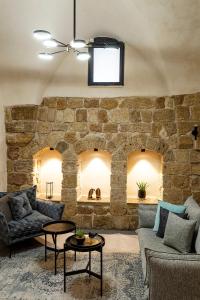 uma sala de estar com uma parede de pedra em Mirsa em Acre