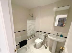 Kúpeľňa v ubytovaní Monte Duquesa - 4 bedroom apt, 3 bathrooms close to Port and Beach, communal pool