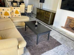 Posedenie v ubytovaní Monte Duquesa - 4 bedroom apt, 3 bathrooms close to Port and Beach, communal pool