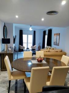 Posedenie v ubytovaní Monte Duquesa - 4 bedroom apt, 3 bathrooms close to Port and Beach, communal pool