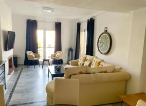 Posedenie v ubytovaní Monte Duquesa - 4 bedroom apt, 3 bathrooms close to Port and Beach, communal pool