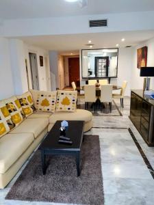 Posedenie v ubytovaní Monte Duquesa - 4 bedroom apt, 3 bathrooms close to Port and Beach, communal pool