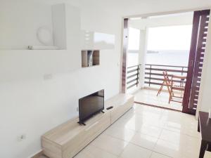 TV a/nebo společenská místnost v ubytování Estudio al Mar