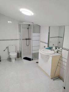 Kúpeľňa v ubytovaní Monte Duquesa - 4 bedroom apt, 3 bathrooms close to Port and Beach, communal pool