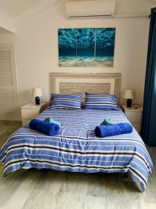 Posteľ alebo postele v izbe v ubytovaní Monte Duquesa - 4 bedroom apt, 3 bathrooms close to Port and Beach, communal pool