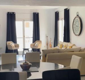 Posedenie v ubytovaní Monte Duquesa - 4 bedroom apt, 3 bathrooms close to Port and Beach, communal pool