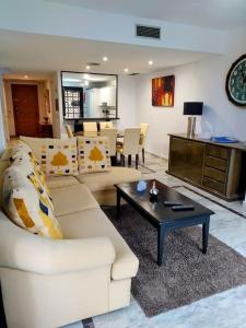 Posedenie v ubytovaní Monte Duquesa - 4 bedroom apt, 3 bathrooms close to Port and Beach, communal pool