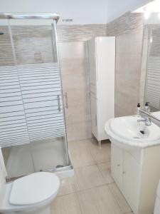 een badkamer met een douche, een toilet en een wastafel bij Estudio al Mar in San Marcos