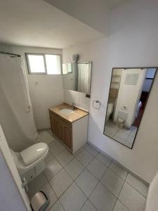 bagno con servizi igienici, lavandino e specchio di Zigal hotel ad Antofagasta