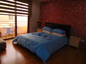 Un pat sau paturi într-o cameră la Ithaki Phinikoudes Apartment No. 207 +35 fotografii