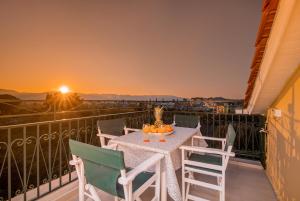 Rõdu või terrass majutusasutuses Étienne Apartment in Central Location