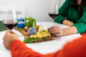 dos personas sentadas en una mesa con copas de vino en Guest House Passal - São Miguel Studio en Ponta Delgada