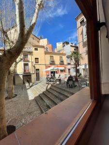a view of a street from a window at El 4 de la Calle Rojas in Toledo