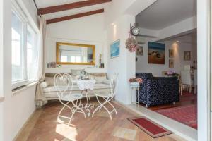 Posedenie v ubytovaní Luxury Sea View Apartments