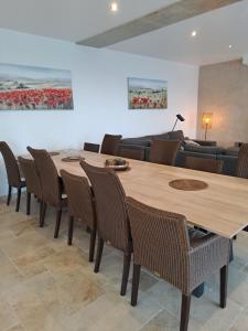Les Grenadiers de Saint Sat في سا سيتيورنا دابت: غرفة طعام مع طاولة وكراسي خشبية