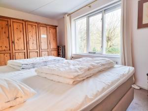 2 Betten in einem Schlafzimmer mit Fenster in der Unterkunft Vakantieappartement Park Loverendale 3 Domburg DO23 in Domburg