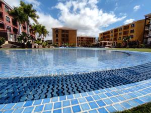 an empty swimming pool in a resort with buildings at Casa Ludovica: comfort y relax in Palm-Mar