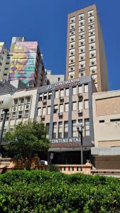 um edifício com uma placa numa cidade em Hotel Continental Business - 200 metros do Complexo Hospitalar Santa Casa em Porto Alegre
