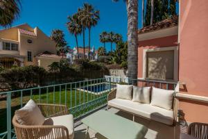 Balkón alebo terasa v ubytovaní Lorea Playa, Luxury 6 Bedroom Villa with Seaview